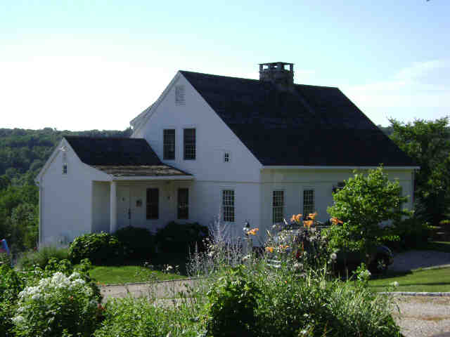 Building photograph for 325 MUNGER LN